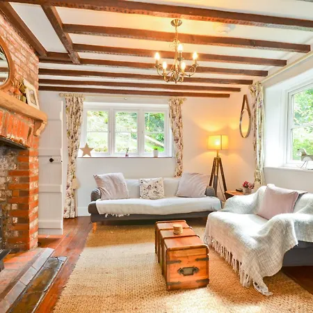 1 Apse Castle Cottage - Chocolate Box Cottage, Pet-Friendly 16Th Century Cottage, Surrounded By Ancient Woodland In Shanklin Exterior photo