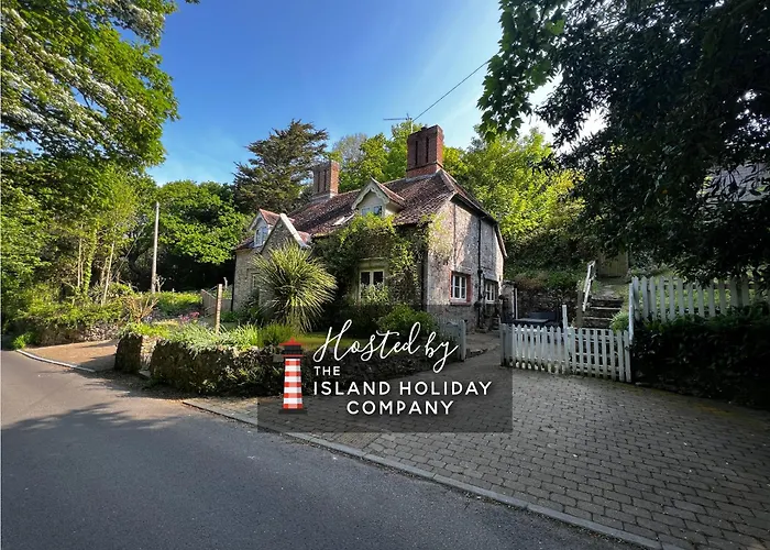 1 Apse Castle Cottage - Chocolate Box Cottage, Pet-Friendly 16Th Century Cottage, Surrounded By Ancient Woodland In Shanklin
