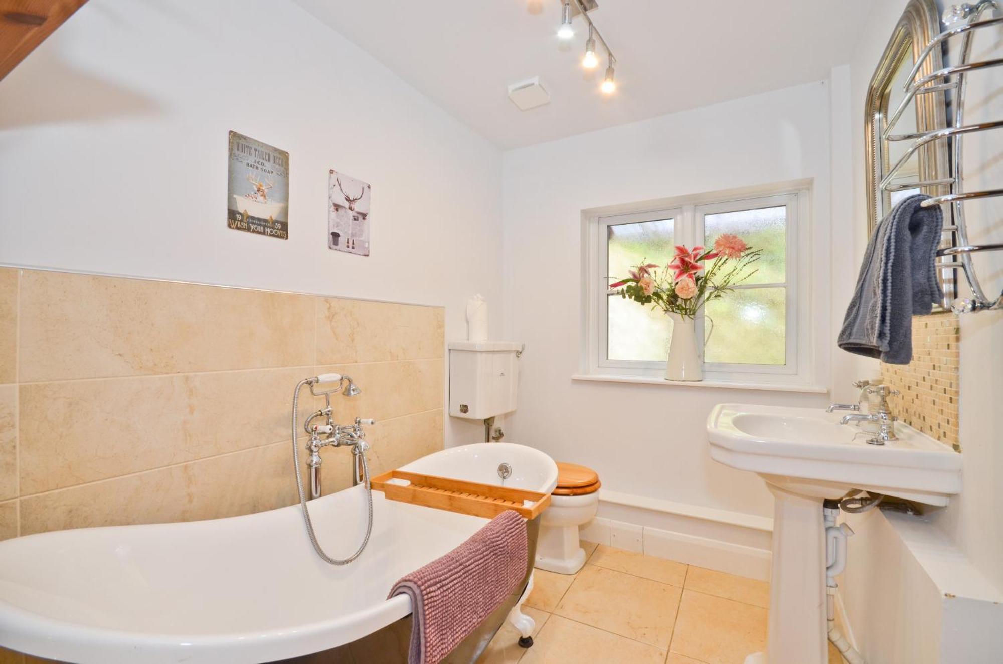 1 Apse Castle - Chocolate Box Cottage, Pet-friendly 16th Century Cottage, Surrounded By Ancient Woodland In Holiday home *