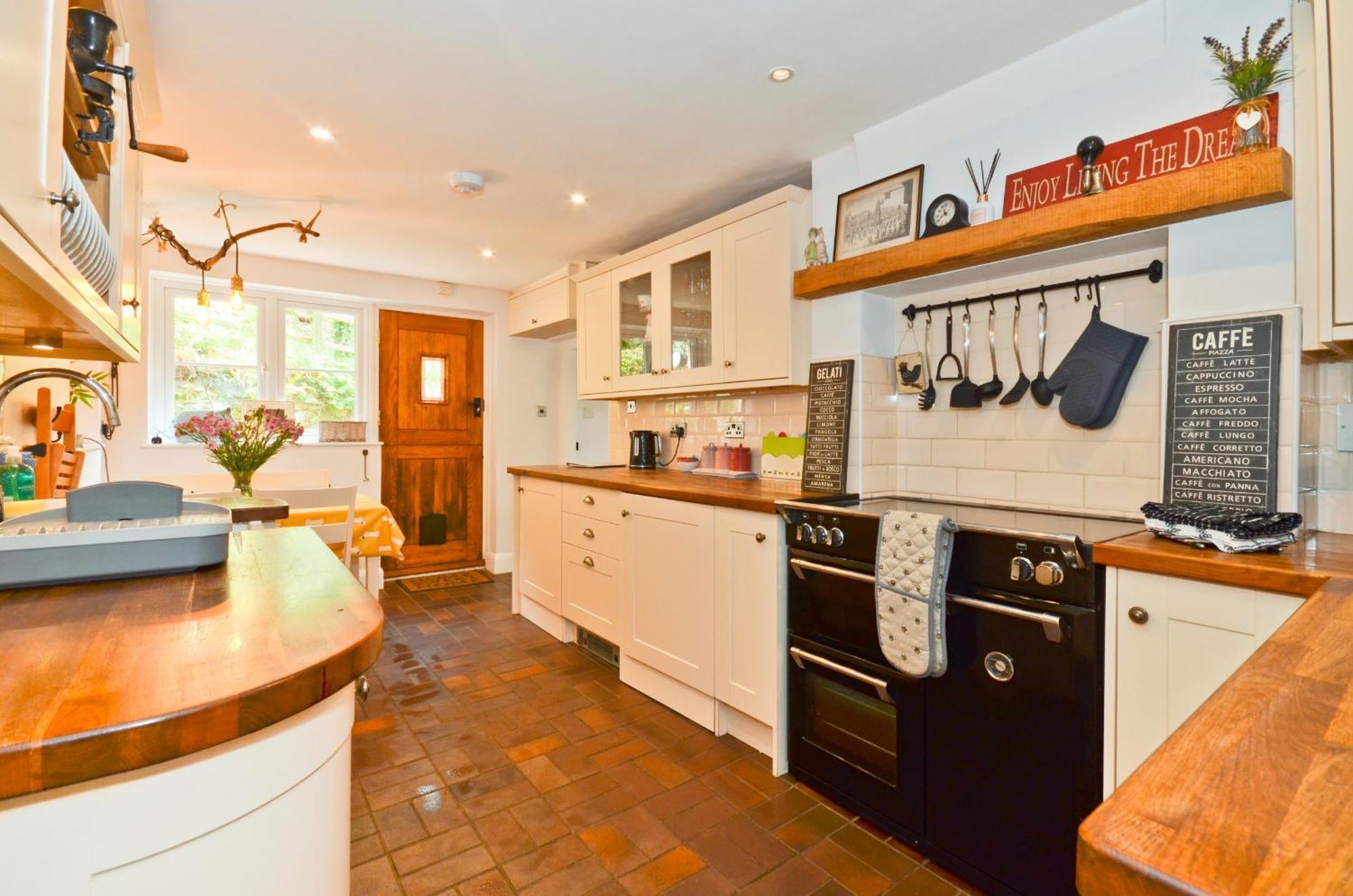 1 Apse Castle - Chocolate Box Cottage, Pet-friendly 16th Century Cottage, Surrounded By Ancient Woodland In Shanklin