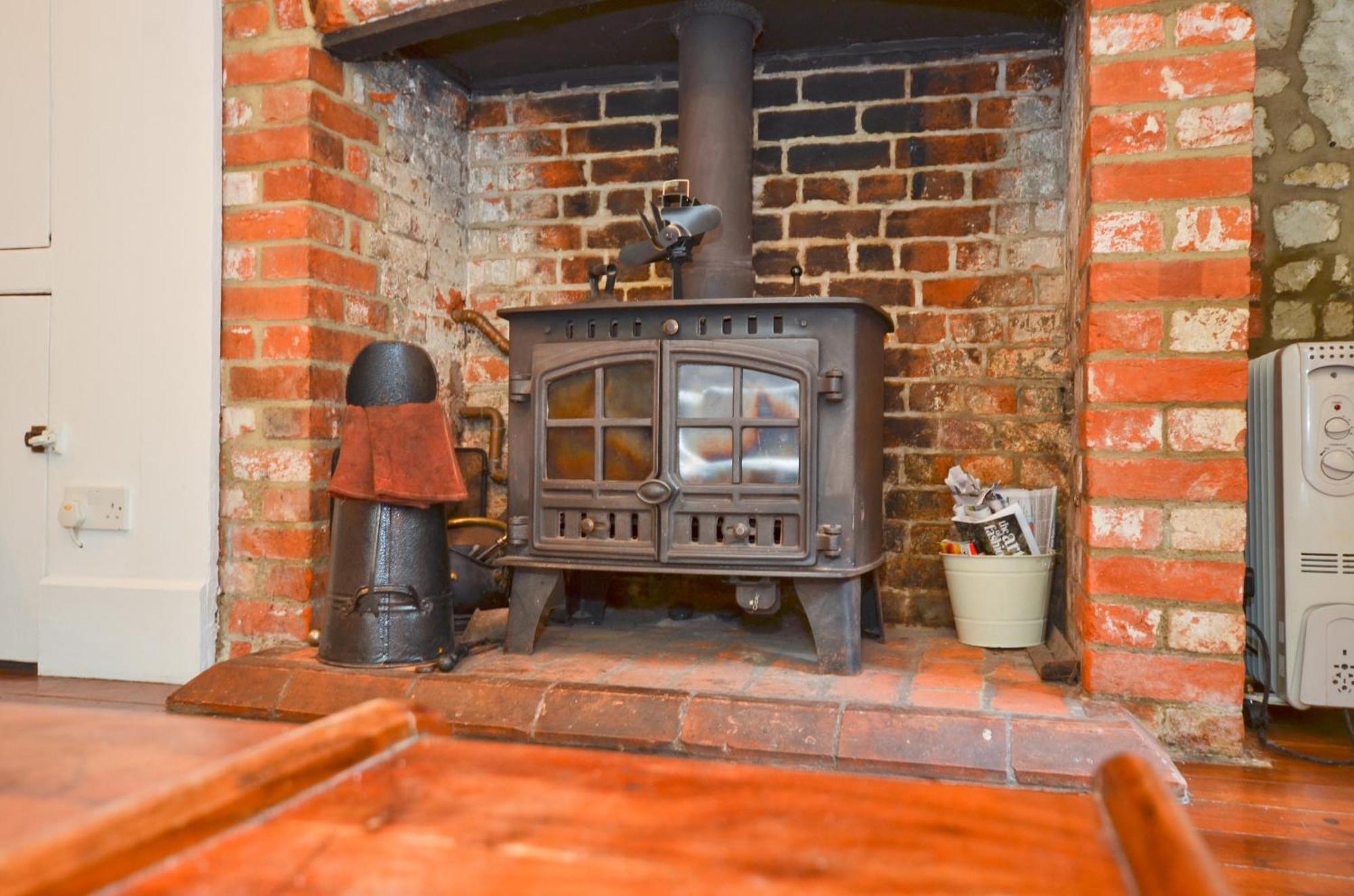 1 Apse Castle - Chocolate Box Cottage, Pet-friendly 16th Century Cottage, Surrounded By Ancient Woodland In * Shanklin