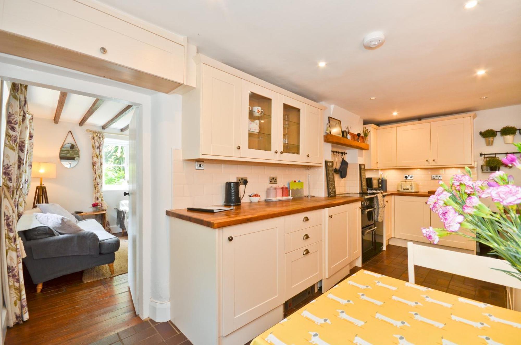 1 Apse Castle - Chocolate Box Cottage, Pet-friendly 16th Century Cottage, Surrounded By Ancient Woodland In * Shanklin